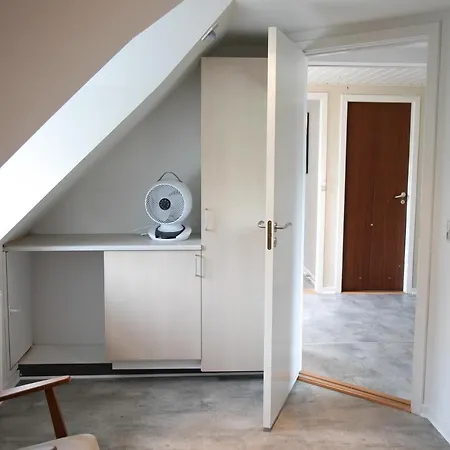 Vaerelse, Tv-stue Og Spiserum Uden Vand, Ikke Kokken, Pa Forste Sal , Eget Badevaerelse I Stueetagen *