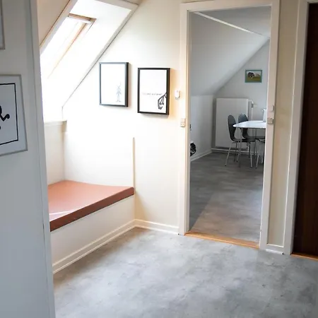 Habitación en casa particular Vaerelse, Tv-stue Og Spiserum Pa Forste Sal, Eget Bad I Stueetagen