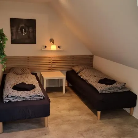 Vaerelse, Tv-stue Og Spiserum Uden Vand, Ikke Kokken, Pa Forste Sal , Eget Badevaerelse I Stueetagen *