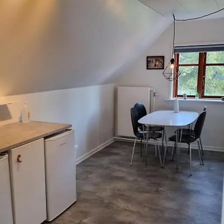 ホームステイ Vaerelse, Tv-stue Og Spiserum Pa Forste Sal, Eget Bad I Stueetagen Kvaerndrup