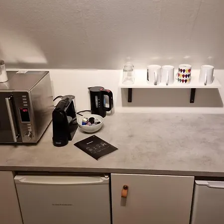 Vaerelse, Tv-stue Og Spiserum Uden Vand, Ikke Kokken, Pa Forste Sal , Eget Badevaerelse I Stueetagen