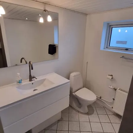 Habitación en casa particular Vaerelse, Tv-stue Og Spiserum Uden Vand, Ikke Kokken, Pa Forste Sal , Eget Badevaerelse I Stueetagen *