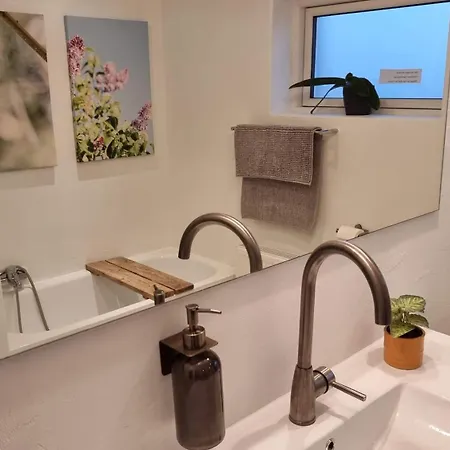 ホームステイ Vaerelse, Tv-stue Og Spiserum Pa Forste Sal, Eget Bad I Stueetagen