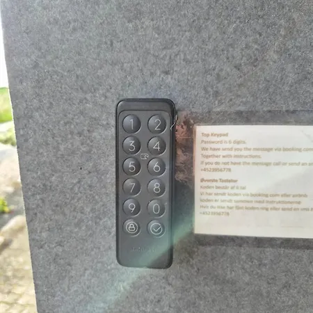 Vaerelse, Tv-stue Og Spiserum Pa Forste Sal, Eget Bad I Stueetagen Habitación en casa particular Kvaerndrup