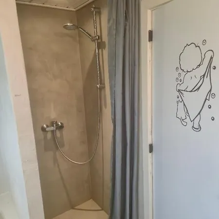 Vaerelse, Tv-stue Og Spiserum Uden Vand, Ikke Kokken, Pa Forste Sal , Eget Badevaerelse I Stueetagen *