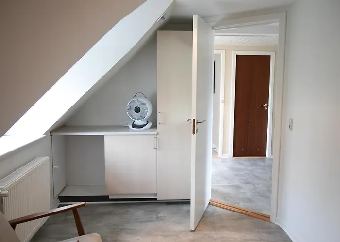 Vaerelse, Tv-stue Og Spiserum Uden Vand, Ikke Kokken, Pa Forste Sal , Eget Badevaerelse I Stueetagen *