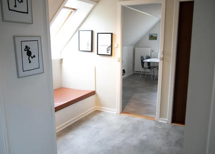 Homestay Vaerelse, Tv-stue Og Spiserum Uden Vand, Ikke Kokken, Pa Forste Sal , Eget Badevaerelse I Stueetagen