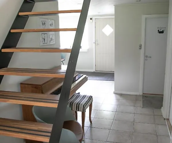 Vaerelse, Tv-stue Og Spiserum Uden Vand, Ikke Kokken, Pa Forste Sal , Eget Badevaerelse I Stueetagen Homestay *