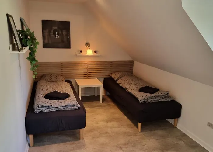 Vaerelse, Tv-stue Og Spiserum Uden Vand, Ikke Kokken, Pa Forste Sal , Eget Badevaerelse I Stueetagen *