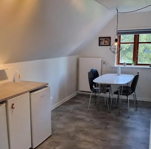 Séjour chez l'habitant Vaerelse, Tv-stue Og Spiserum Uden Vand, Ikke Kokken, Pa Forste Sal , Eget Badevaerelse I Stueetagen Kvaerndrup