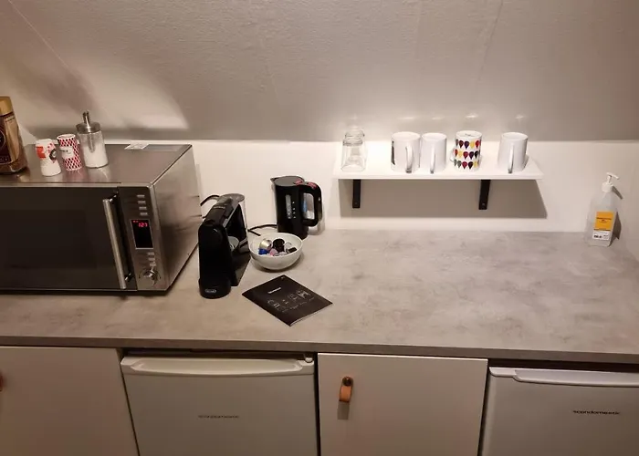 Vaerelse, Tv-stue Og Spiserum Uden Vand, Ikke Kokken, Pa Forste Sal , Eget Badevaerelse I Stueetagen