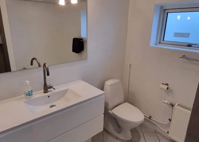 Séjour chez l'habitant Vaerelse, Tv-stue Og Spiserum Uden Vand, Ikke Kokken, Pa Forste Sal , Eget Badevaerelse I Stueetagen *