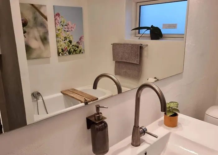 Homestay Vaerelse, Tv-stue Og Spiserum Uden Vand, Ikke Kokken, Pa Forste Sal , Eget Badevaerelse I Stueetagen