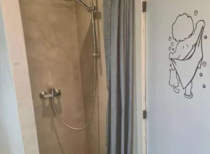 Vaerelse, Tv-stue Og Spiserum Uden Vand, Ikke Kokken, Pa Forste Sal , Eget Badevaerelse I Stueetagen *